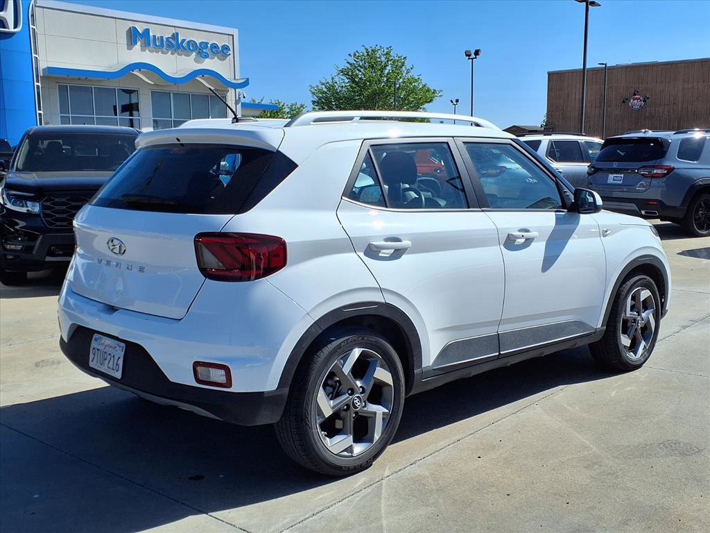 Used 2025 Hyundai Venue SEL image 2