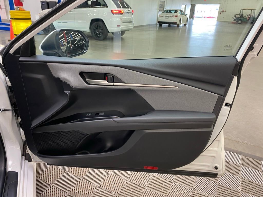 Used 2025 Toyota Camry LE w/ Convenience Package image 33