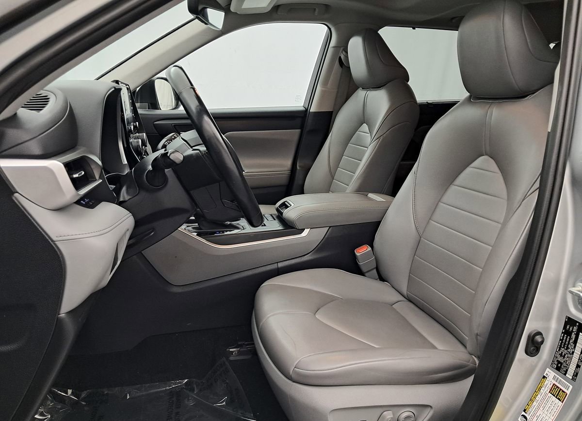 Used 2021 Toyota Highlander XLE FWD image 8