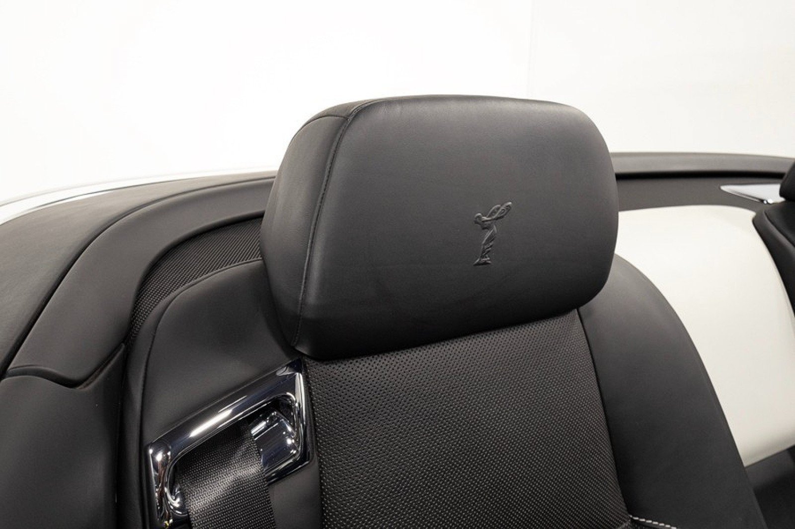 Used 2019 Rolls-Royce Dawn RWD image 62