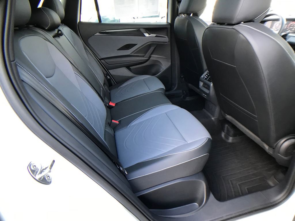 Used 2025 Volkswagen Tiguan SE R-Line image 9