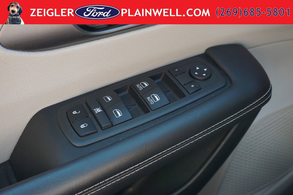 Used 2024 Chrysler Pacifica Touring-L FWD image 33