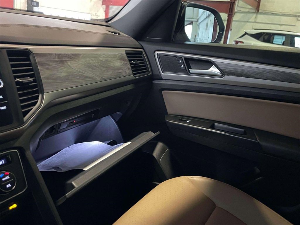 Used 2020 Volkswagen Atlas Cross Sport SE image 32