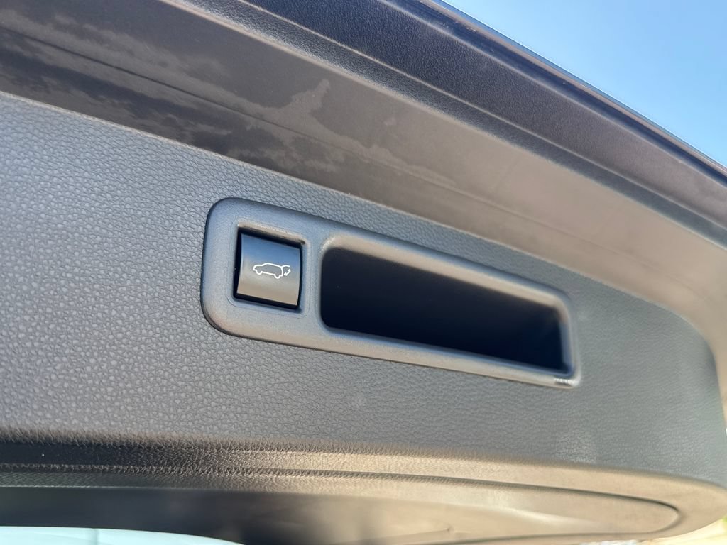 Used 2025 Toyota Highlander XLE AWD/4WD image 9