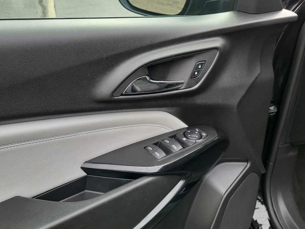 Used 2025 Chevrolet Trax LT FWD image 24