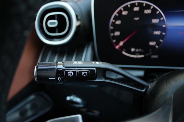 Used 2023 Mercedes-Benz GLC 300 4MATIC image 7