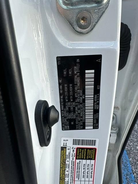 Used 2023 Toyota Highlander LE AWD/4WD image 17