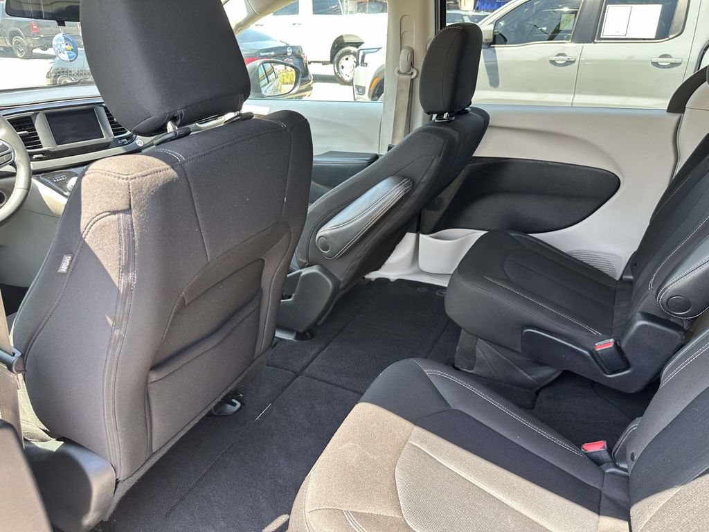 Used 2022 Chrysler Voyager LX FWD image 8