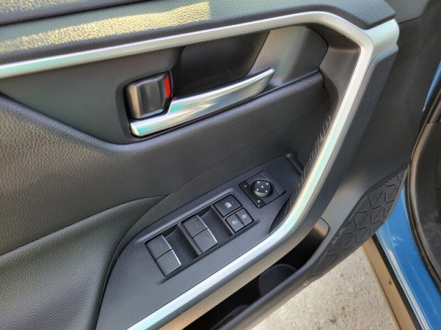 Used 2022 Toyota RAV4 SE image 14