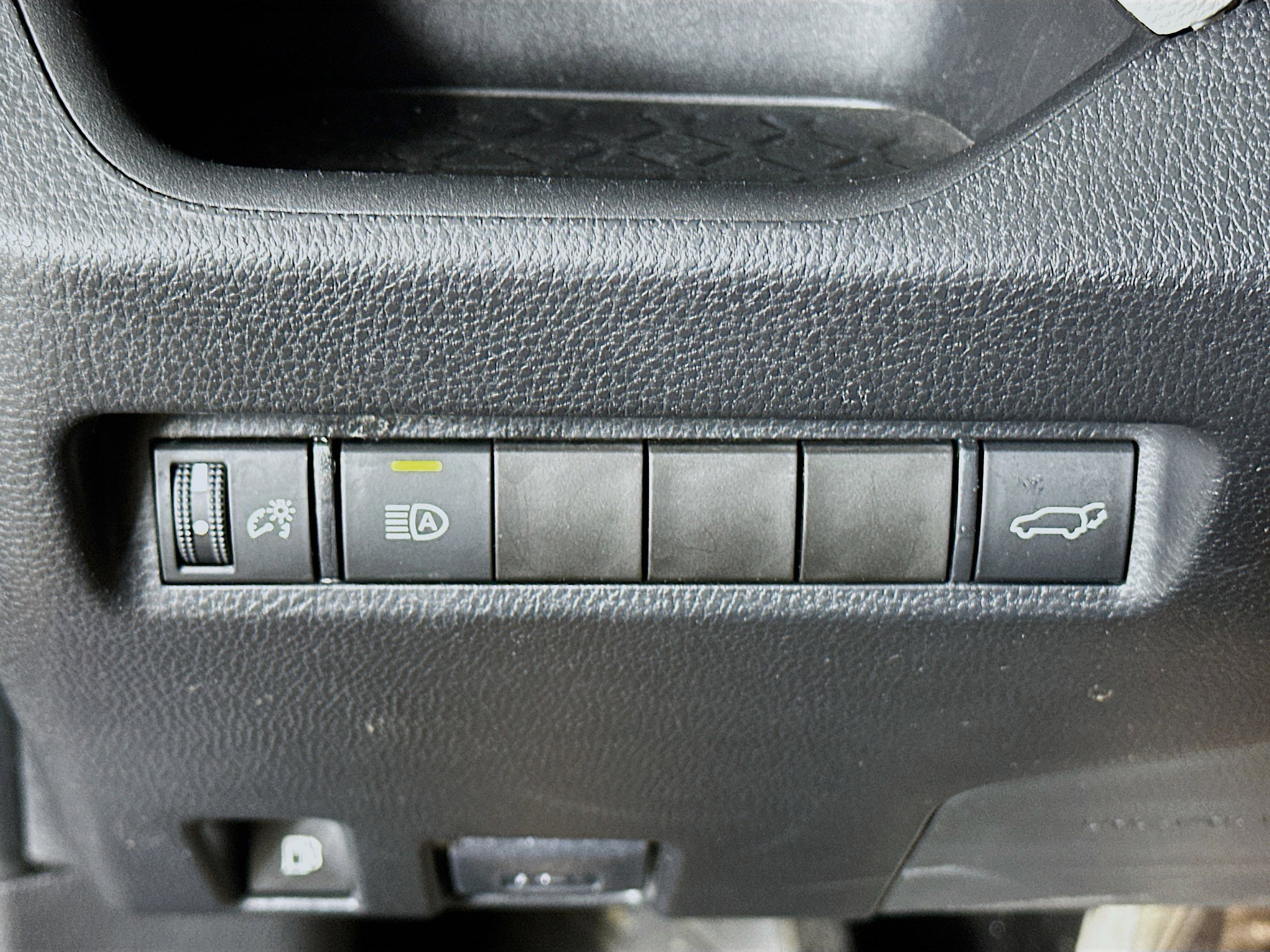 Used 2022 Toyota RAV4 XLE Premium image 17