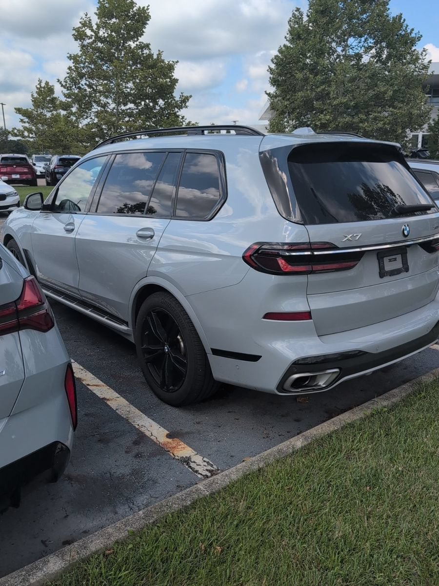 Used 2024 BMW X7 xDrive40i w/ M Sport Package AWD/4WD image 3