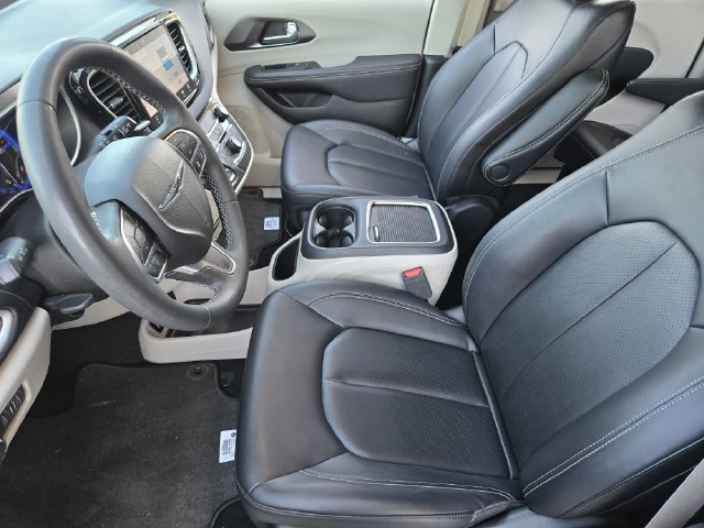 Used 2024 Chrysler Pacifica Touring-L FWD image 13