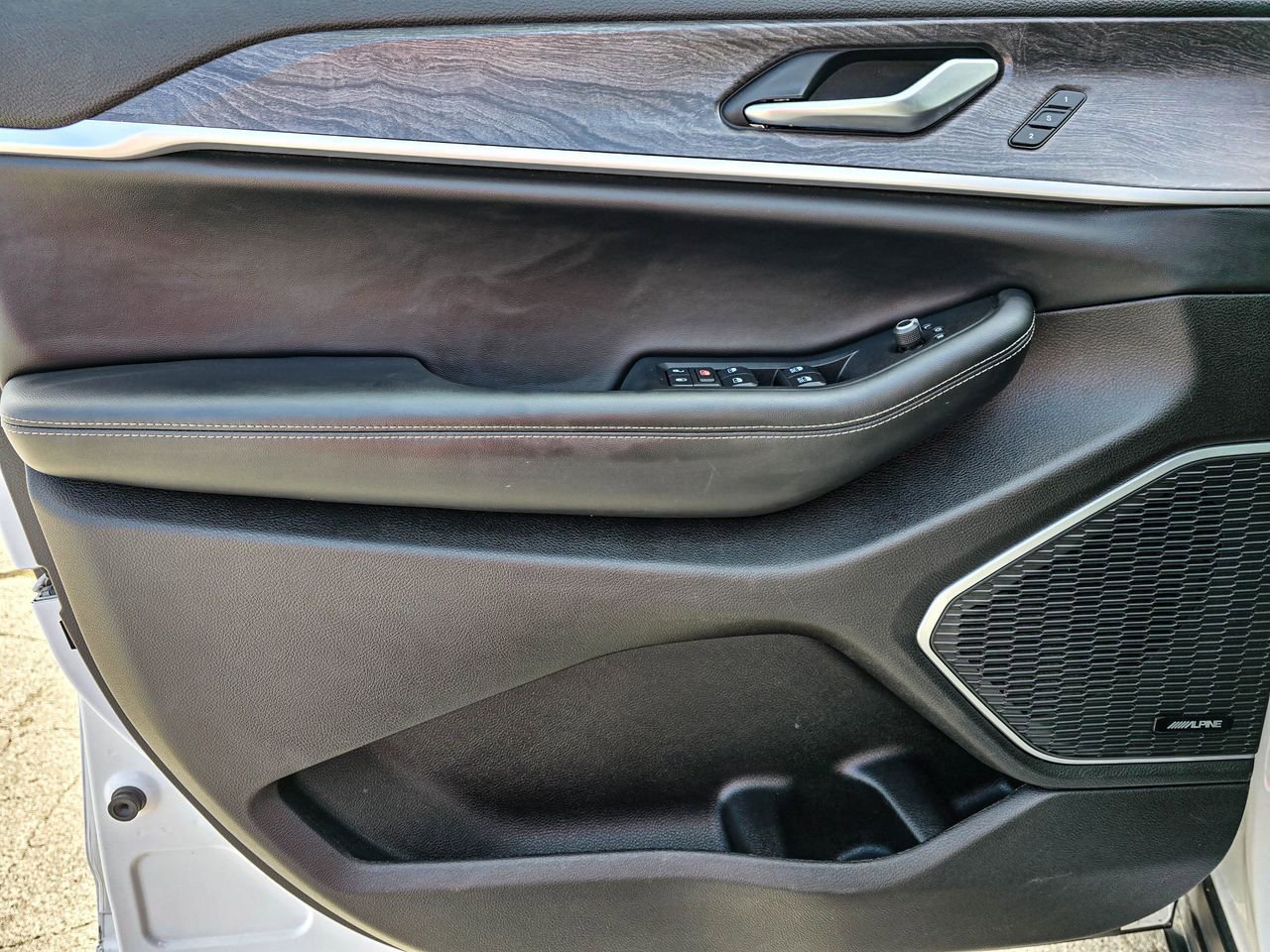 Used 2022 Jeep Grand Cherokee Limited image 11