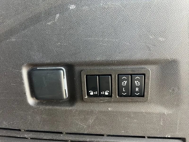 Used 2022 Chevrolet Suburban Z71 w/ Luxury Package AWD/4WD image 18