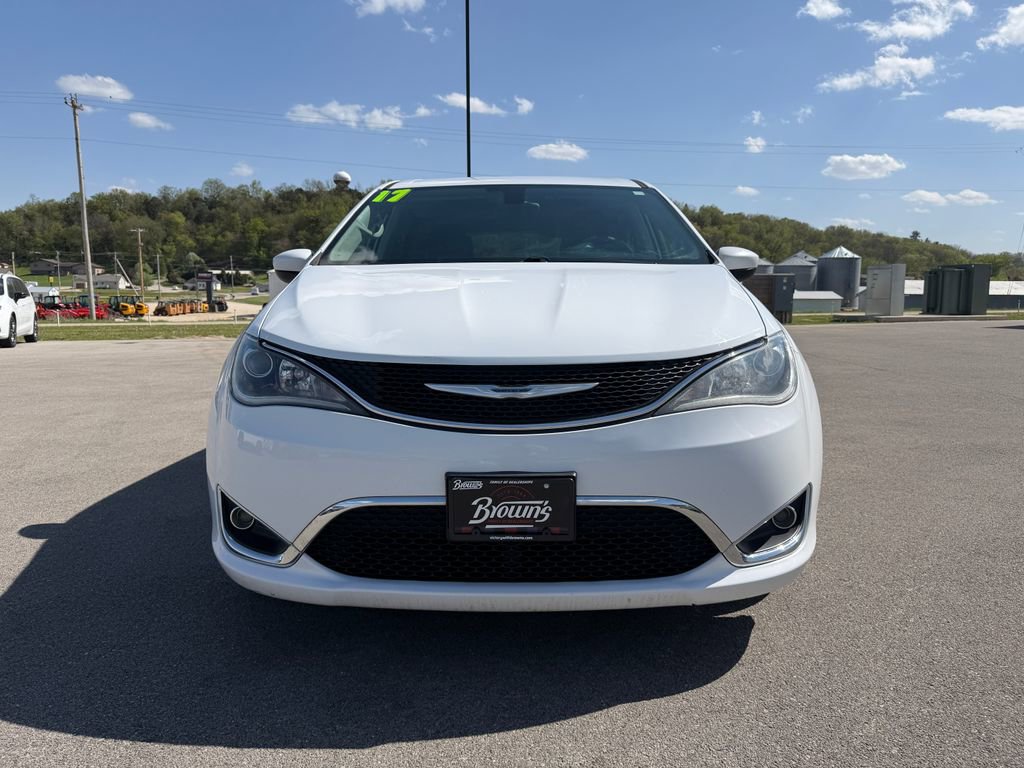 Used 2017 Chrysler Pacifica Touring Plus w/ Tire & Wheel Group FWD image 2