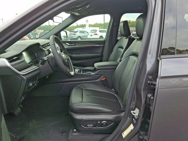 New 2025 Jeep Grand Cherokee L Limited w/ Black Appearance Package AWD/4WD image 16