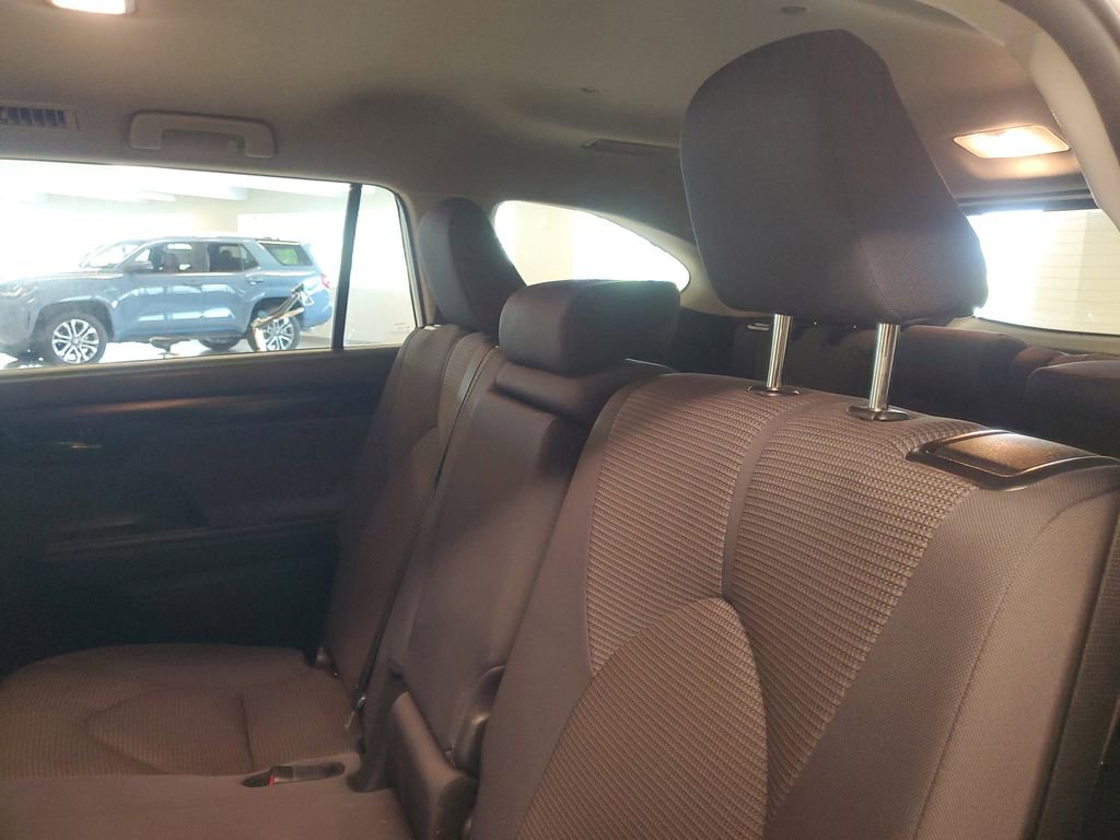Used 2024 Toyota Highlander LE image 13