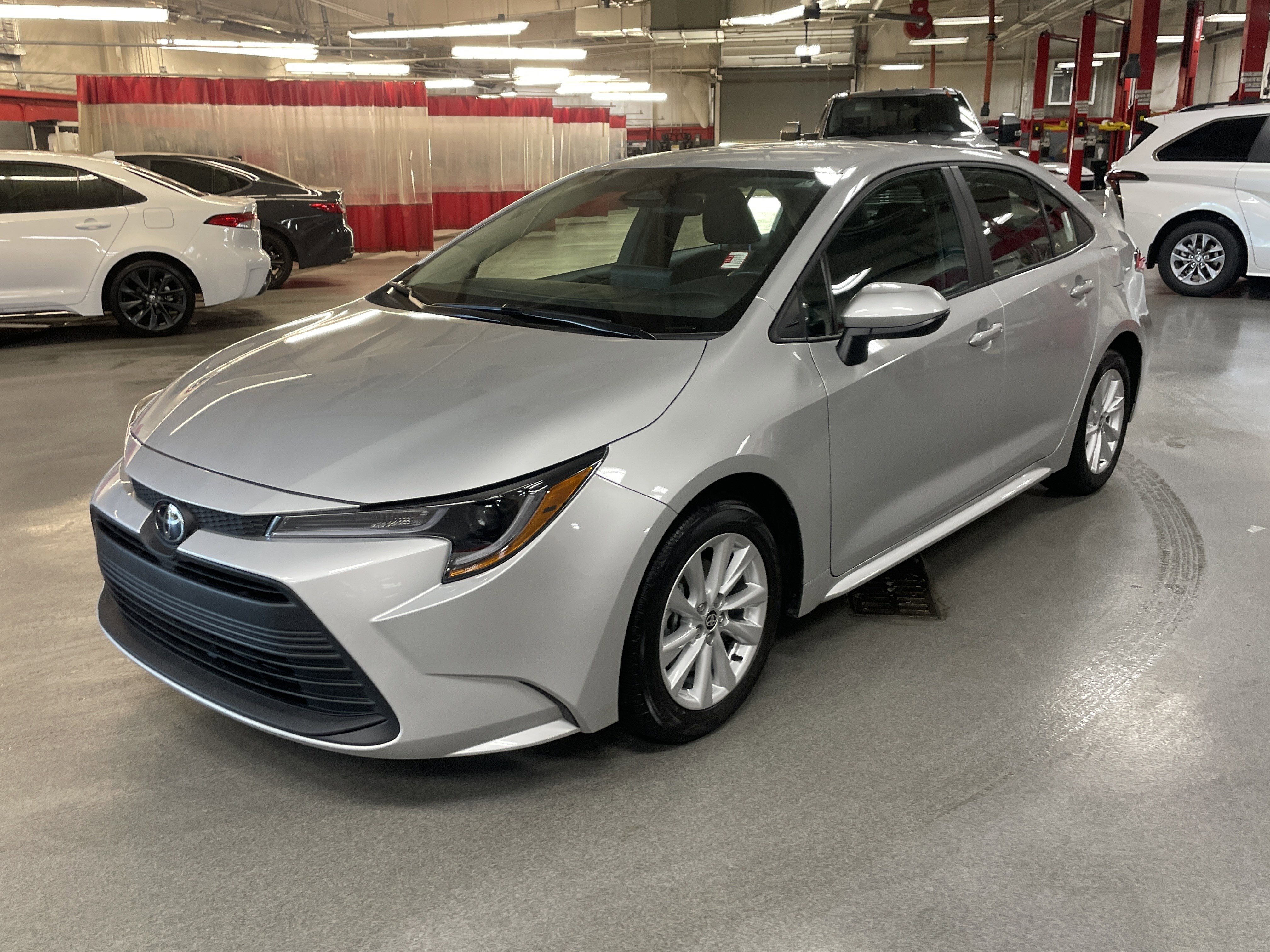 Used 2024 Toyota Corolla LE w/ LE Convenience Package image 5