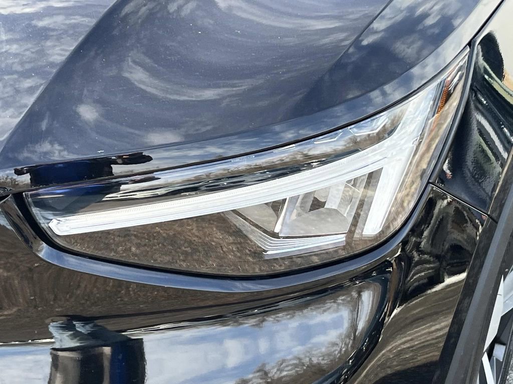 Used 2023 Volvo XC40 B5 Ultimate w/ Climate Package image 9