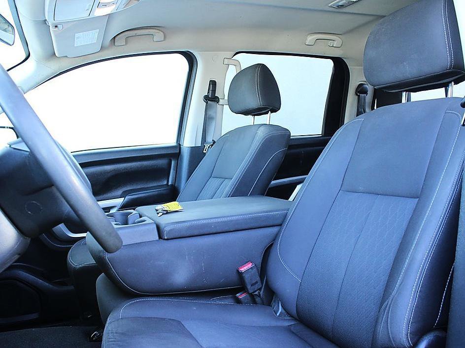 Used 2017 Nissan Titan SV image 11