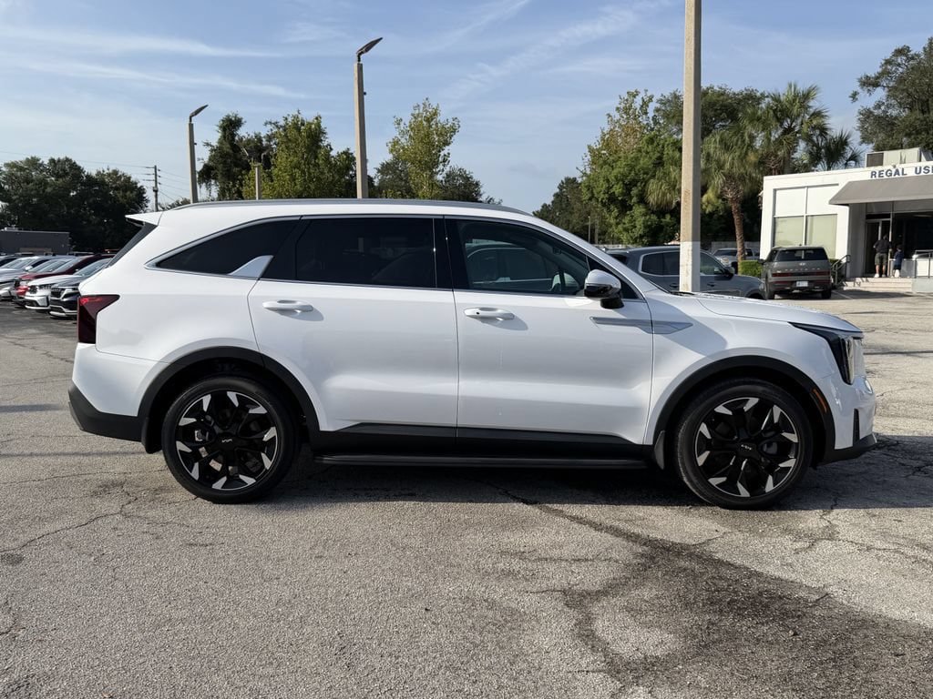 Certified 2025 Kia Sorento EX FWD image 4