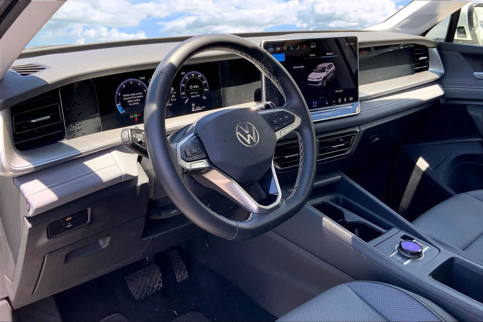 Certified 2025 Volkswagen Tiguan SE AWD/4WD image 2
