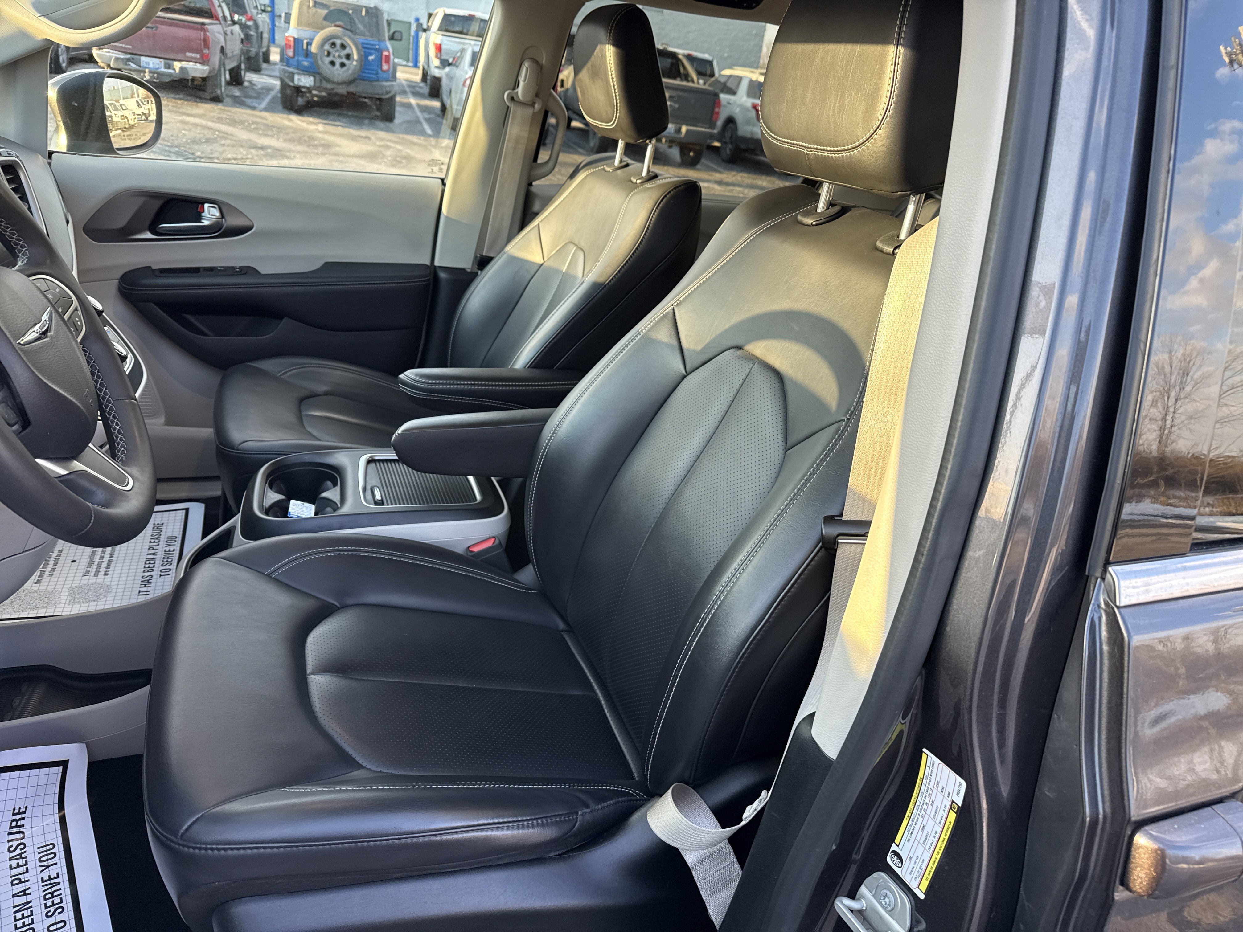 Used 2023 Chrysler Pacifica Touring-L image 17