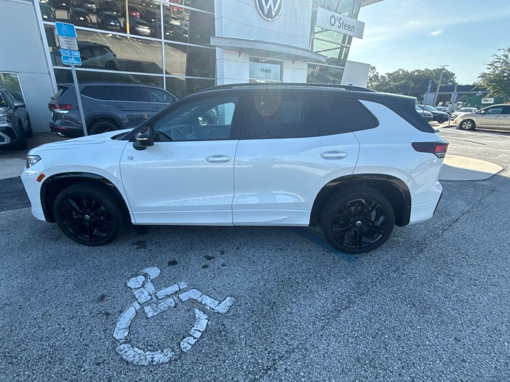 Certified 2025 Volkswagen Tiguan SE R-Line AWD/4WD image 11