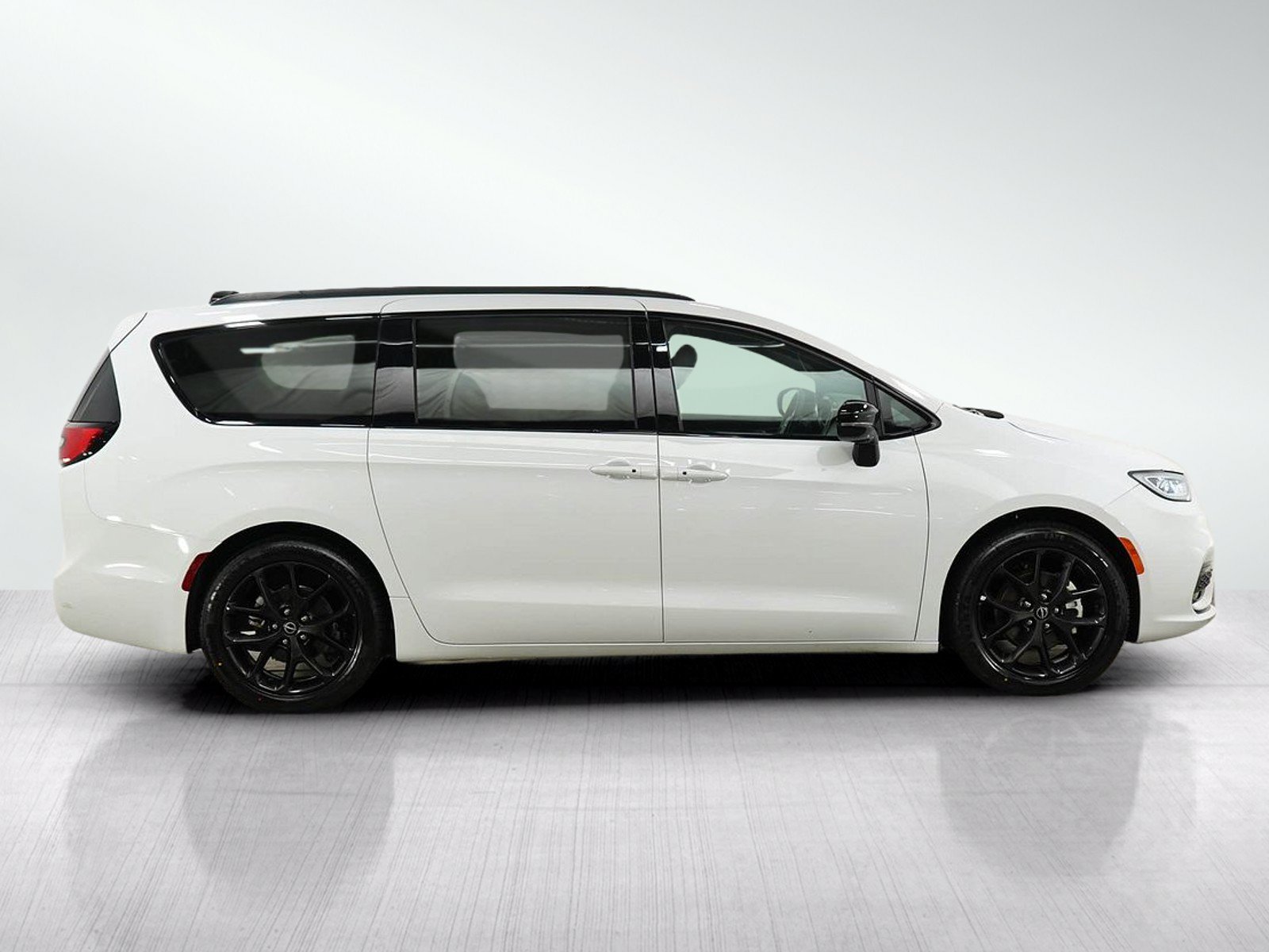 Used 2025 Chrysler Pacifica Limited FWD image 6