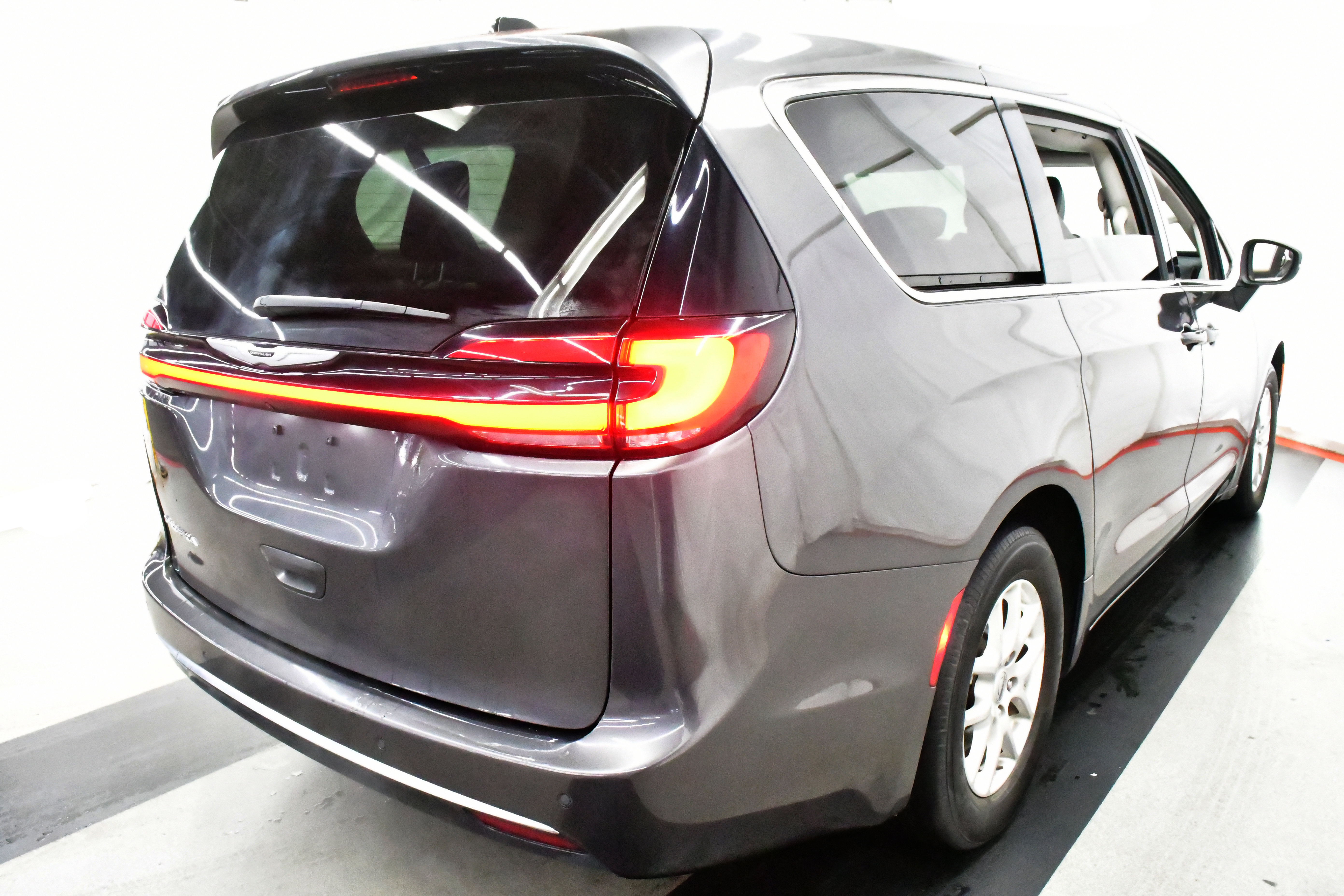 Used 2023 Chrysler Pacifica Limited image 12