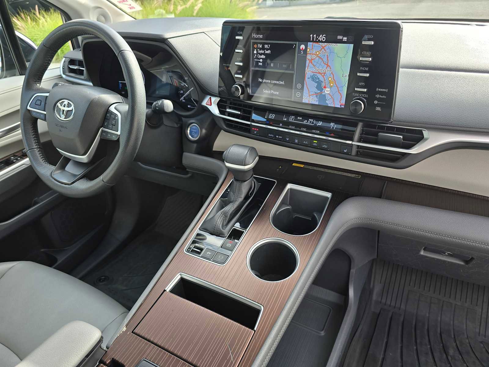 Used 2022 Toyota Sienna XLE image 10