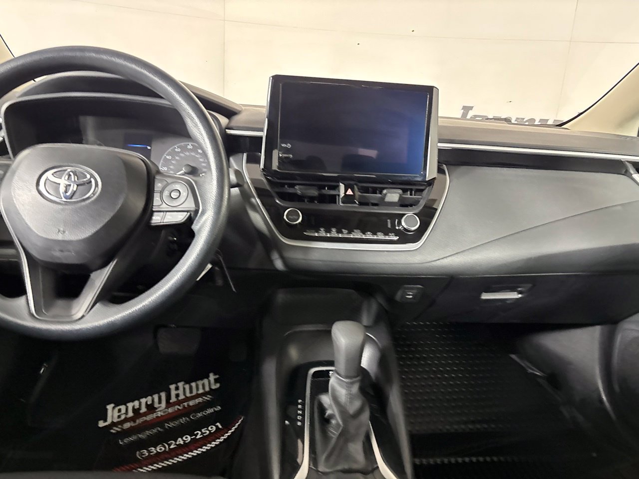 Used 2025 Toyota Corolla LE FWD image 23