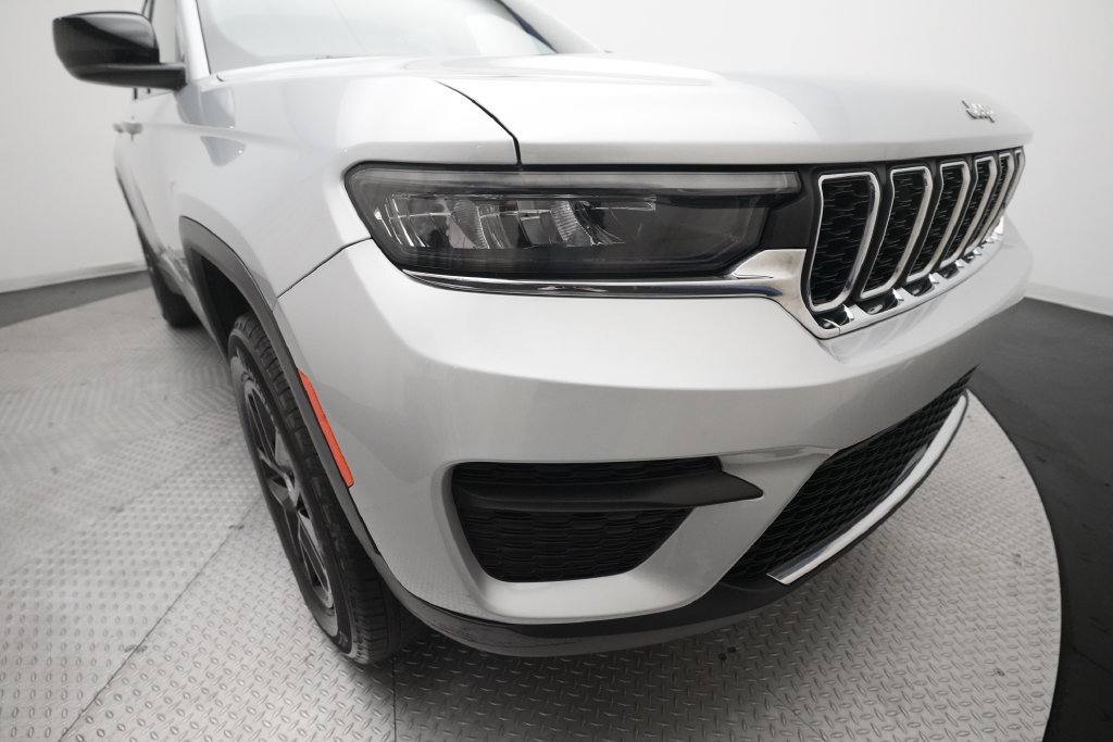 Used 2025 Jeep Grand Cherokee Laredo X w/ Luxury Tech Group I AWD/4WD image 23