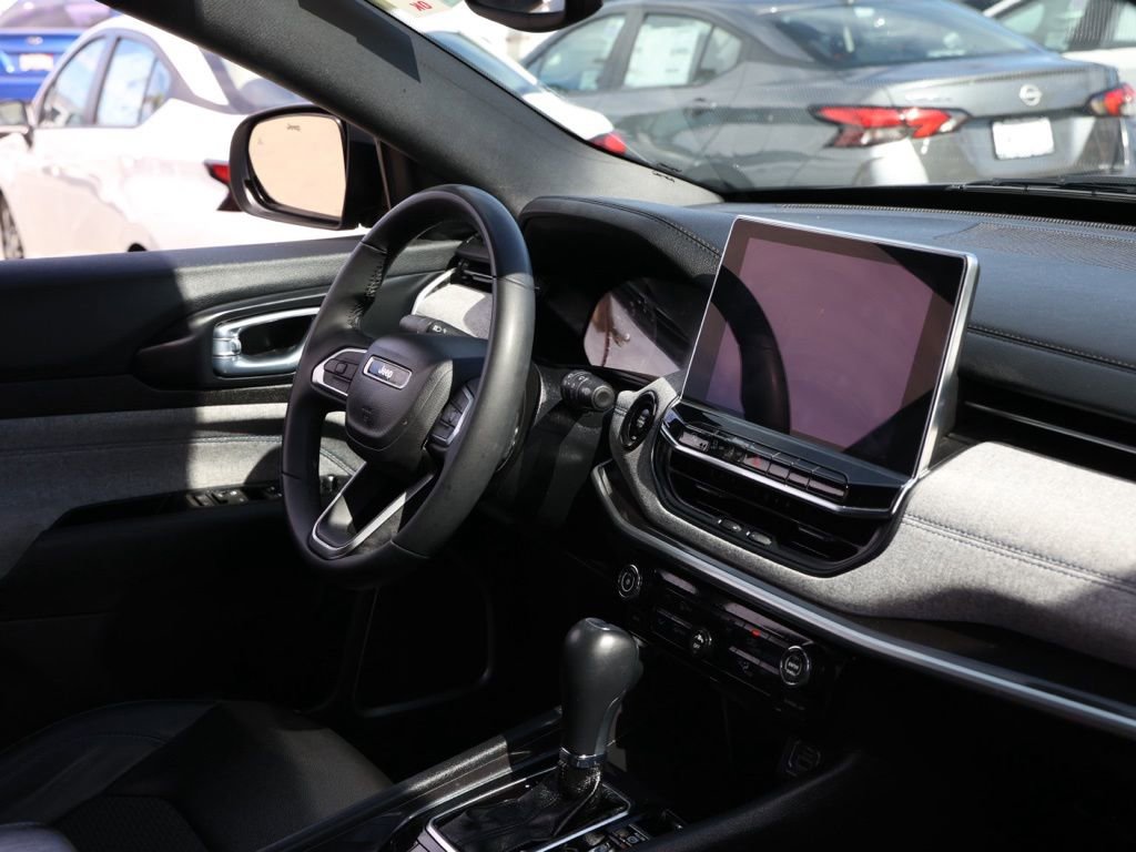 Used 2024 Jeep Compass Latitude image 20