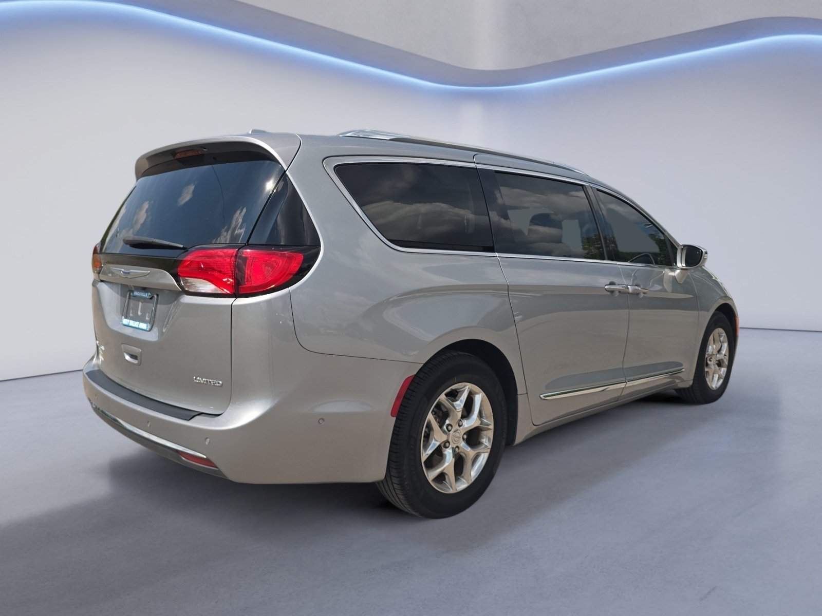 Used 2020 Chrysler Pacifica Limited w/ Advanced Safetytec Group FWD image 6