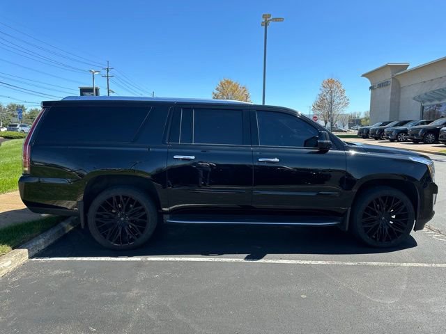Used 2020 Cadillac Escalade ESV Luxury w/ Escalade Sport Edition image 3