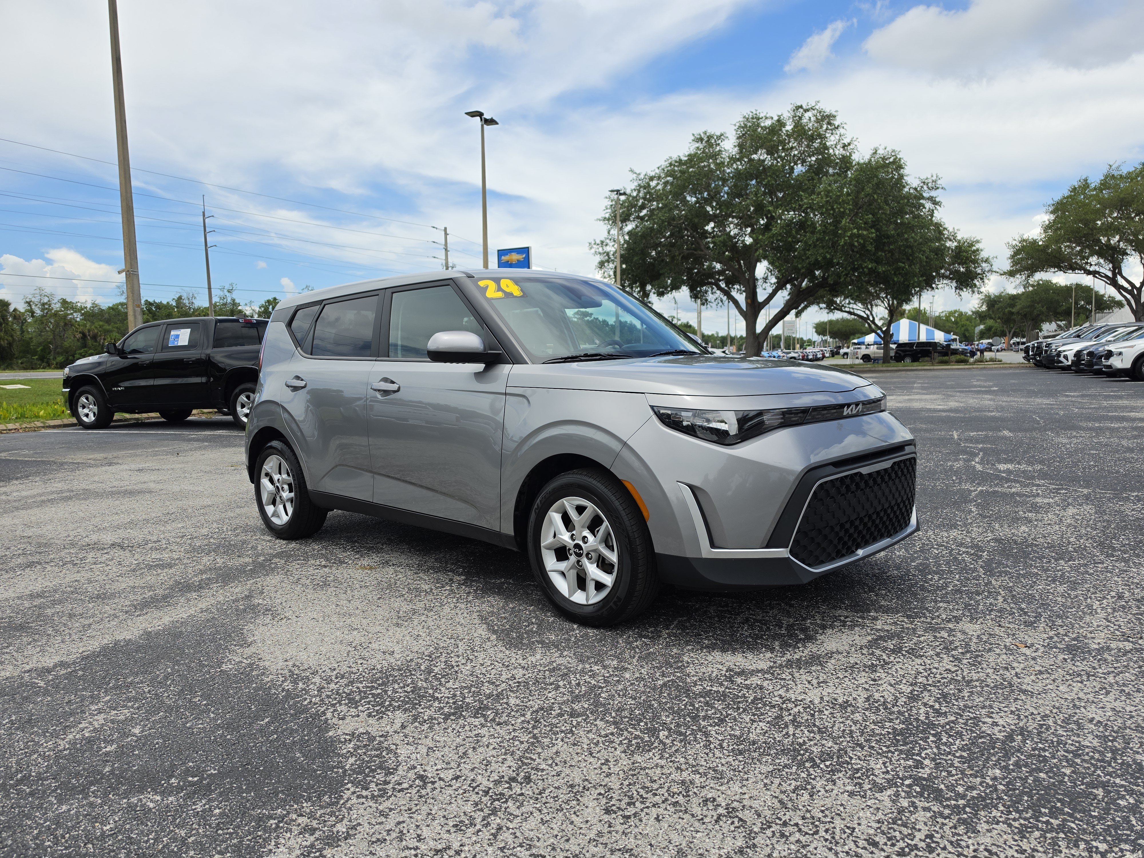 Used 2024 Kia Soul LX w/ Option Group 015 FWD image 2