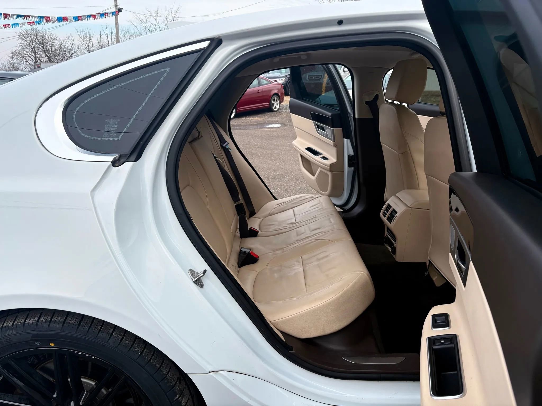 Used 2016 Jaguar XF Premium image 21