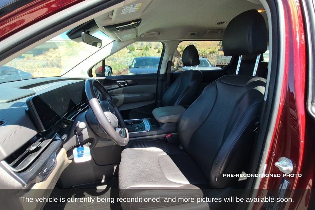 Used 2025 Kia Carnival FWD image 11