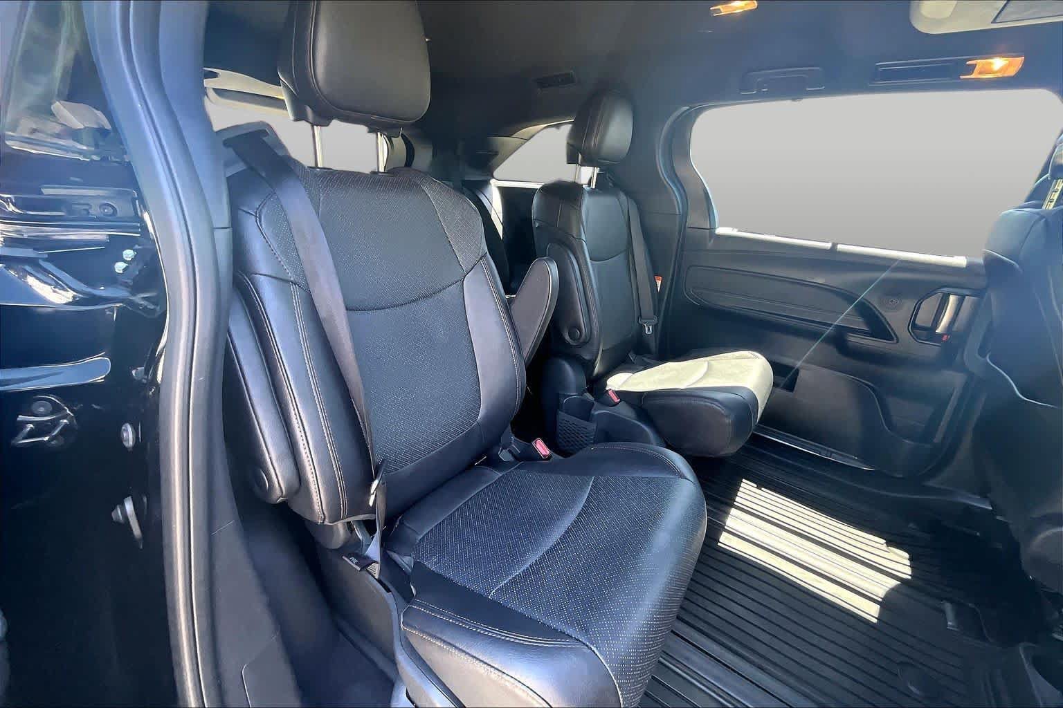 Used 2025 Toyota Sienna Limited AWD/4WD image 19