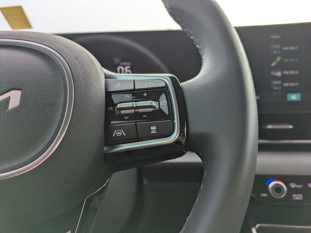 Used 2026 Kia Carnival EX image 30