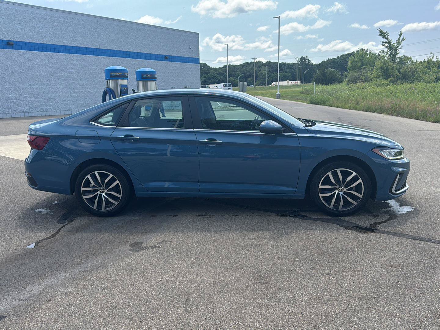 Used 2025 Volkswagen Jetta SE FWD image 6