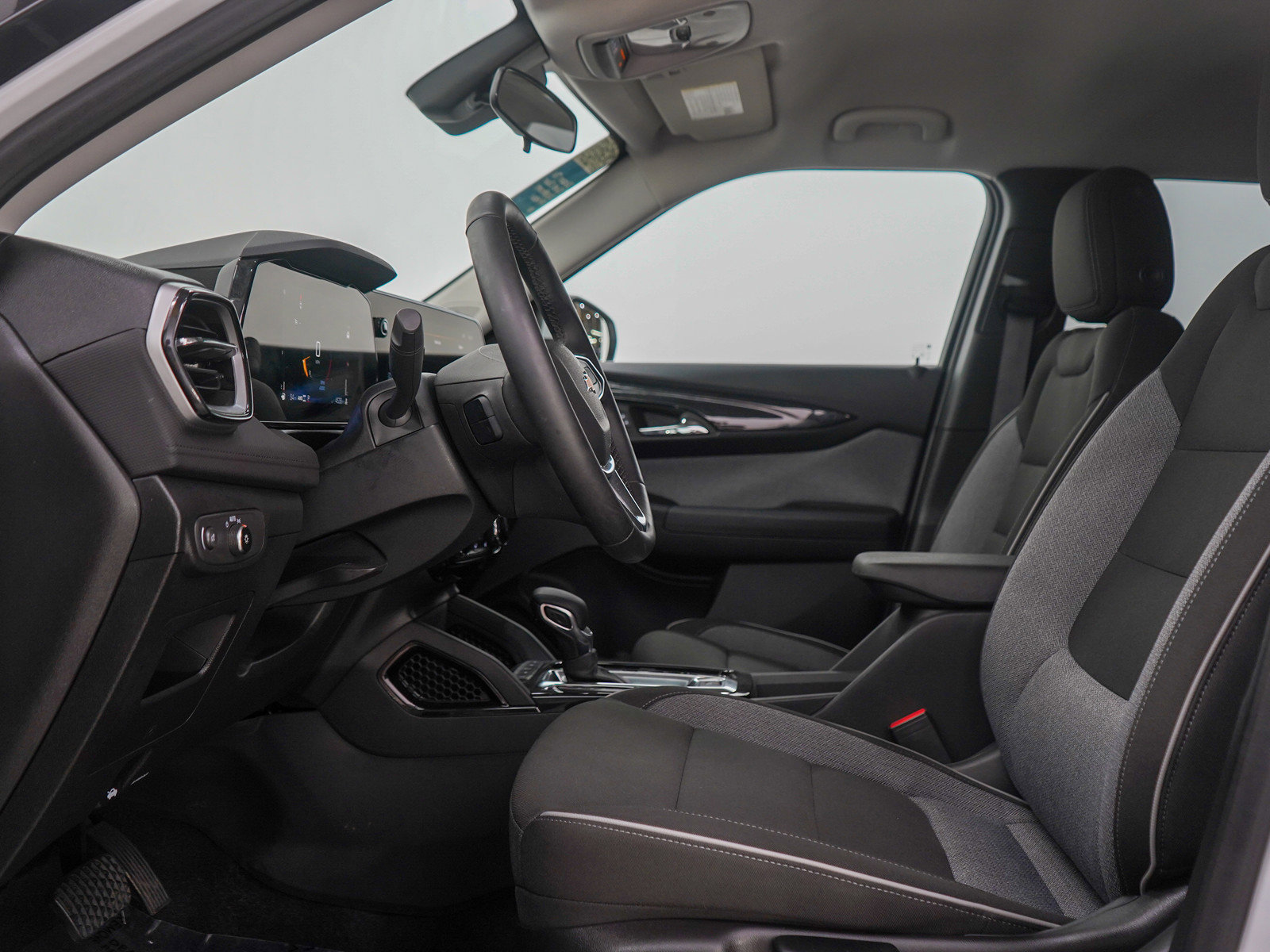 Used 2025 Chevrolet TrailBlazer LT w/ LT Cold Weather Package AWD/4WD image 21