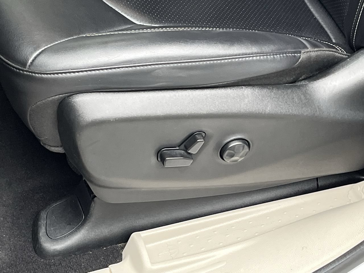 Used 2024 Chrysler Pacifica Touring-L FWD image 10
