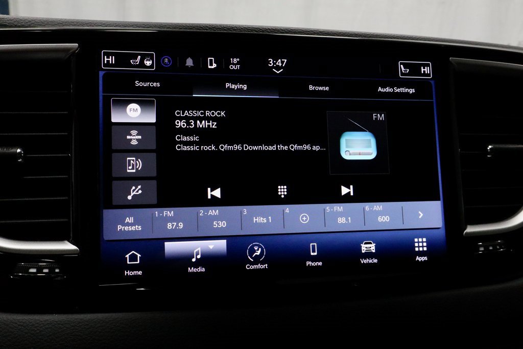 Used 2023 Chrysler Pacifica Touring-L image 3