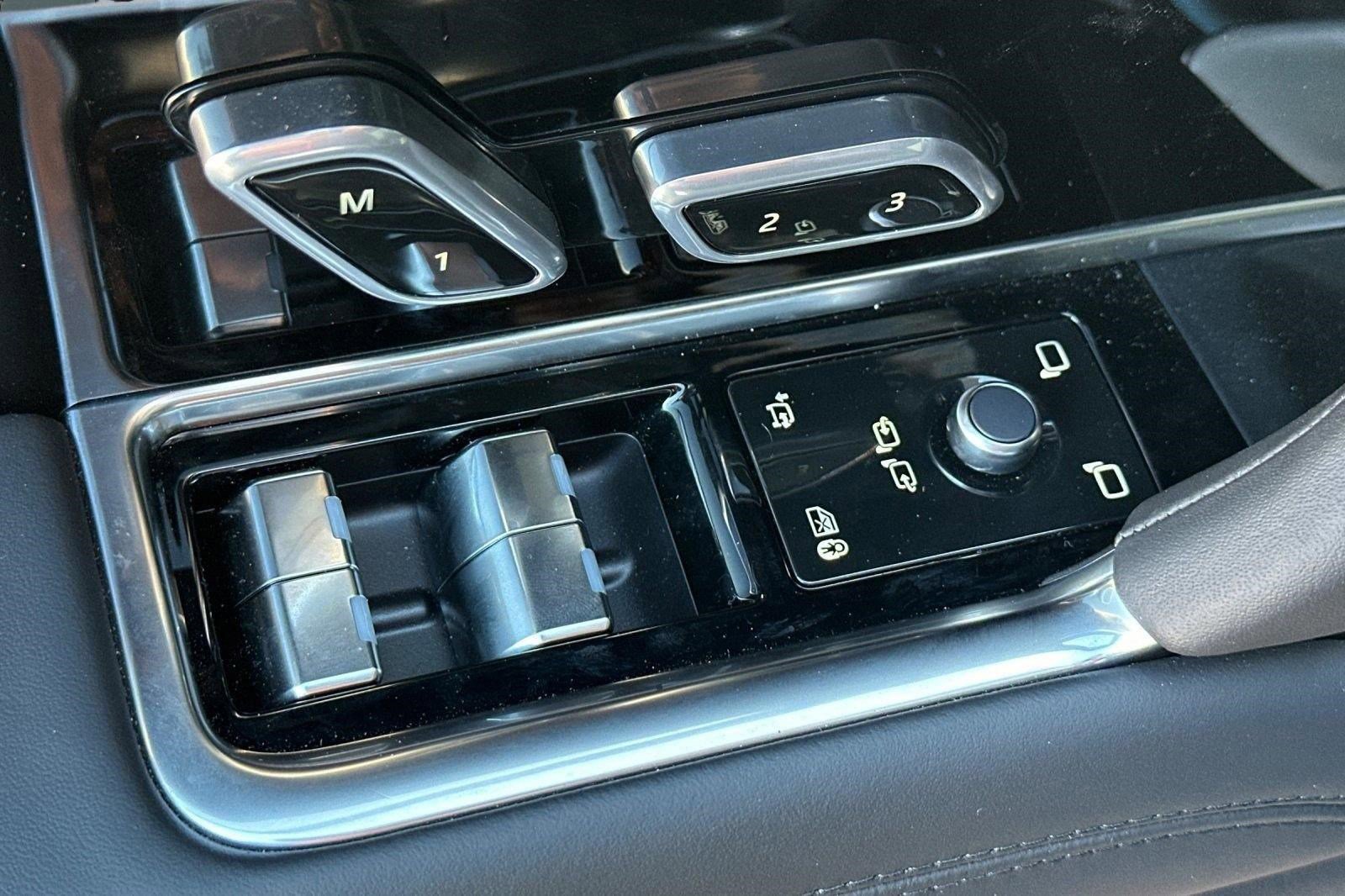 Used 2025 Land Rover Range Rover SE AWD/4WD image 18