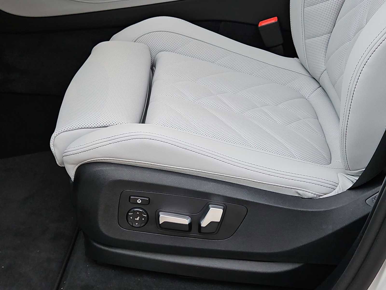 Used 2026 BMW X5 xDrive40i w/ M Sport Package image 18