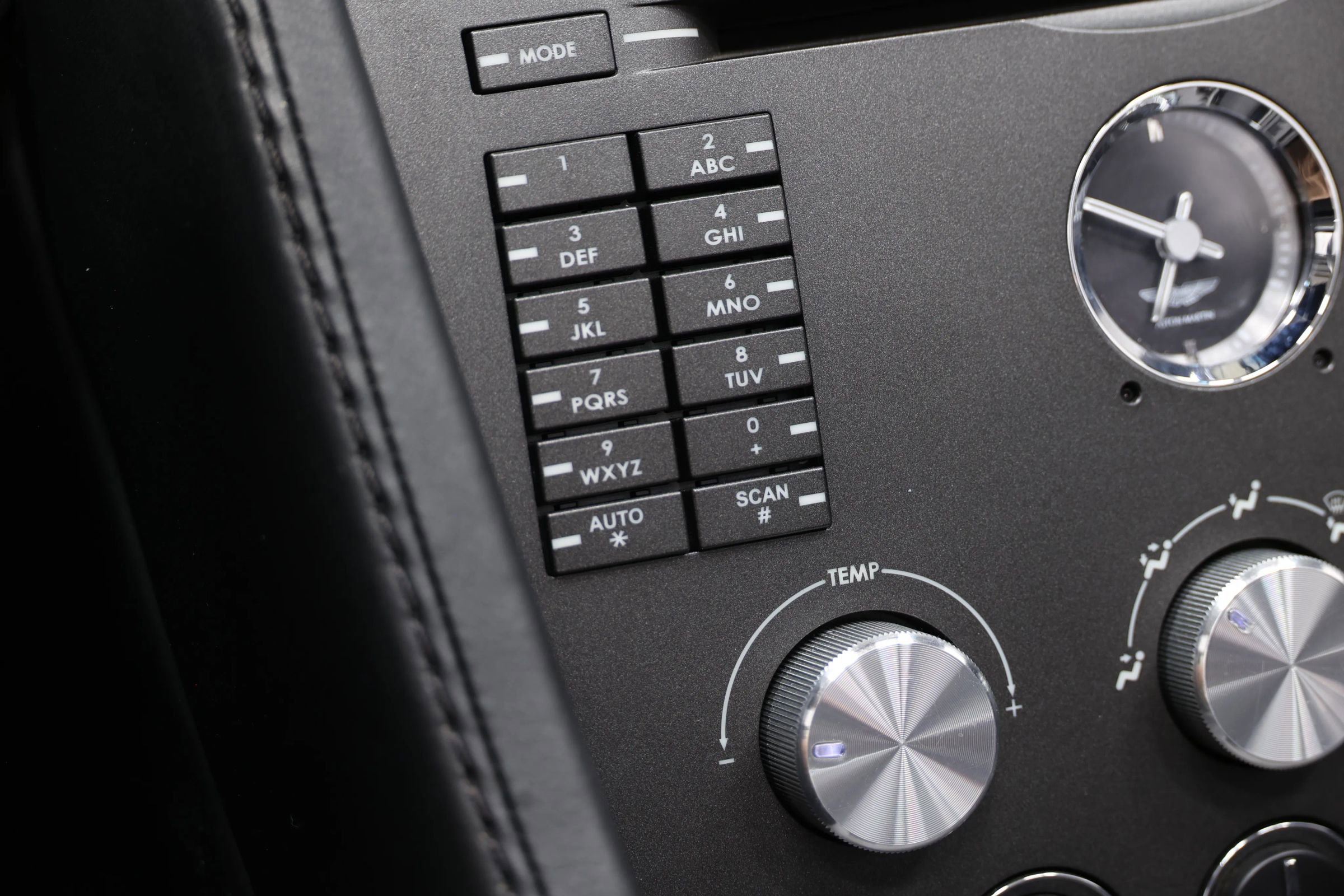 Used 2008 Aston Martin V8 Vantage Roadster RWD image 33