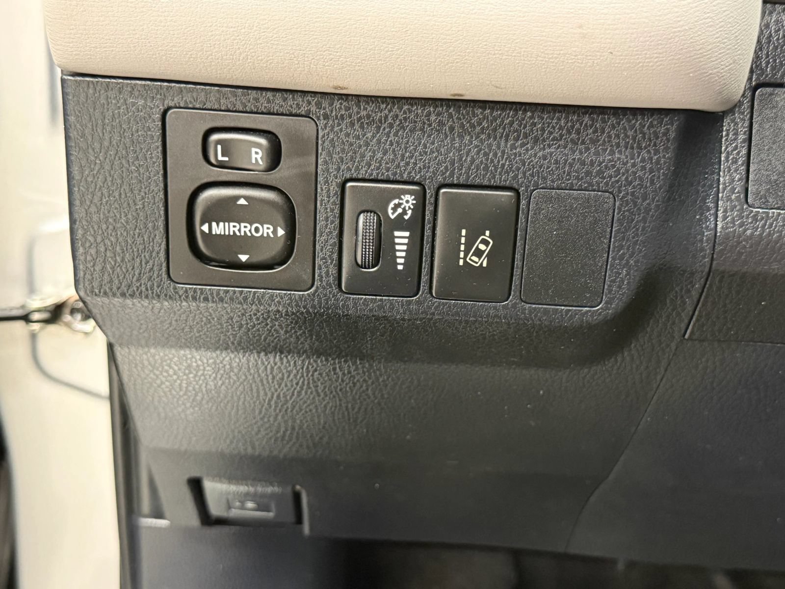 Used 2017 Toyota RAV4 XLE AWD/4WD image 27