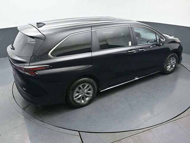 Used 2025 Toyota Sienna XLE image 47